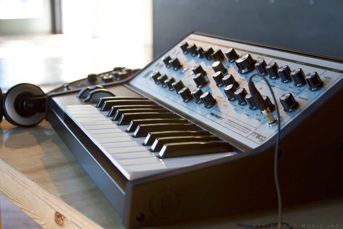 Synthesizerns historia inom rockmusiken Synthesizerns historia inom rockmusiken