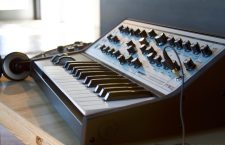 Synthesizerns historia inom rockmusiken
